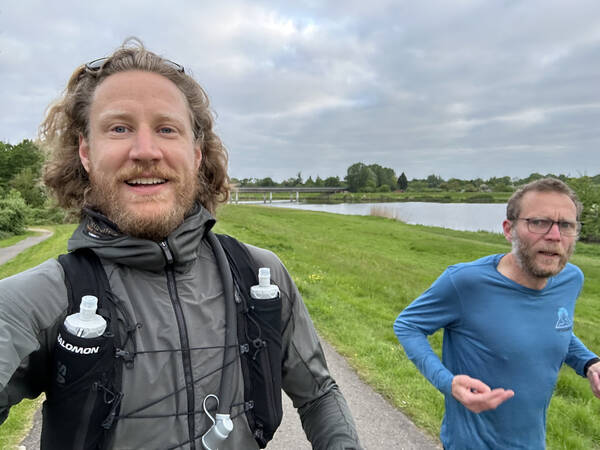 The course is mostly flat and starts of easy next to the Weser river – Micha’s mood would increase soon after the first few beers 😉