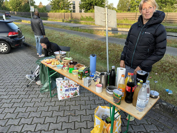 Ready for some action, coffee is prepared, Micha and Marcus showed up as well, and we’re on the lookout for the first runners to arrive