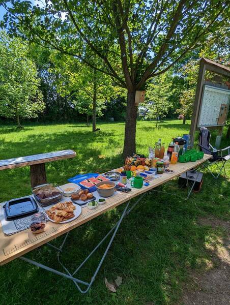 And enjoy this particularly well laid out selection including a bunch of brownies, Franzbrötchen, coffee, and even salt pills and more electrolyte replenishing food