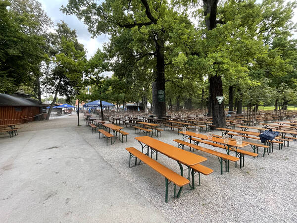 Right after a few minutes we crossed the first biergarten, which at this time of day on a Saturday was empty – not for long, though!