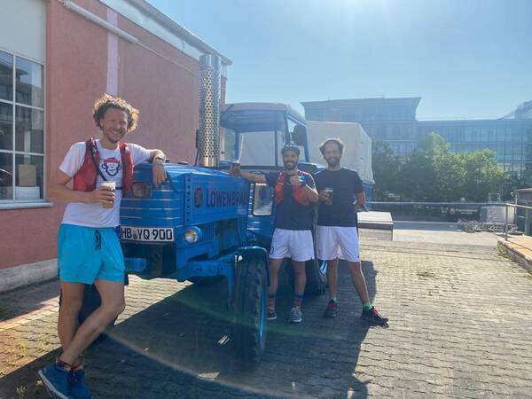 The number plate on the tractor revealingly says ‘HB’, which is Bremen – that’s because Spaten-Löwenbräu and the huge Beck’s brewery from Bremen in northern Germany both belong to the international conglomerate Anheuser-Busch InBev. Globalism.