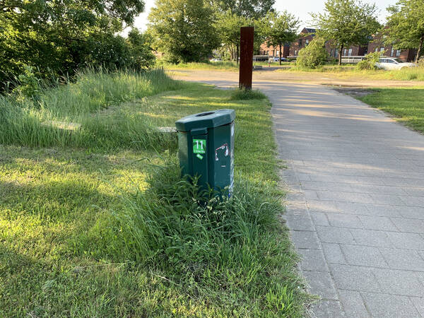 The first sign I see in the Finkenwerder quarter, on a trash can