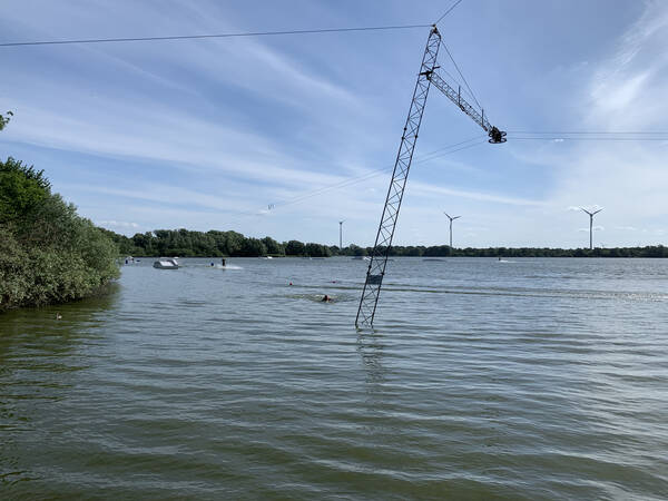 At about 23 kilometers, some water skiers had fun at Neuländer See