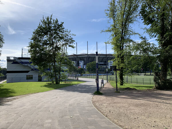 One of Hamburg’s soccer clubs, HSV, seemed to have something going on today – lots of people partying at the train station earlier
