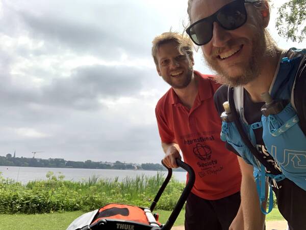 And suddenly there’s my brother-in-law, running his Alster lap pushing my little niece – a nice coincidence!