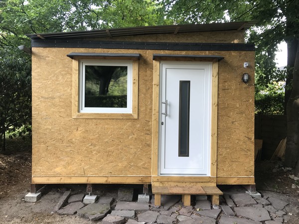 Some more bitumen up top and above window and door, and I’m officially done here.