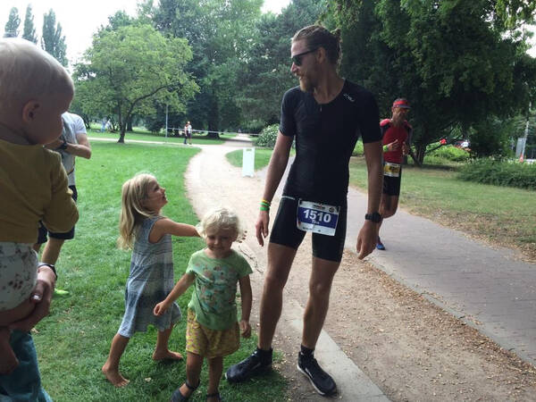 A few planned stops during the IRONMAN Hamburg run course to thank my friends and family (and also give the legs a little break, to be honest)