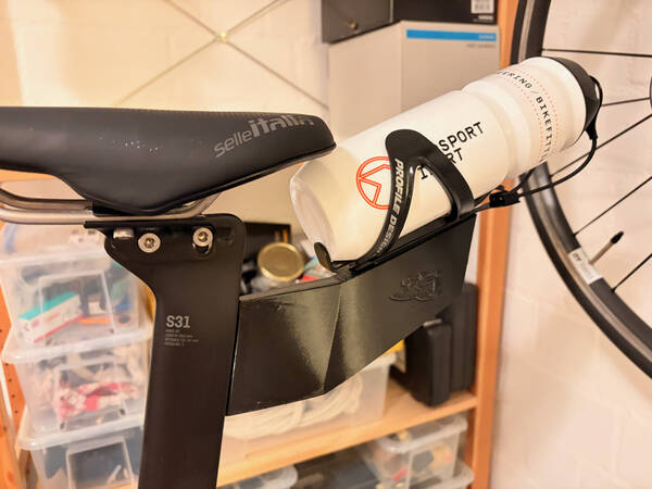 The 3D-printed aero fin for storing bottles at the most aerodynamic position available, made by Rockerplates