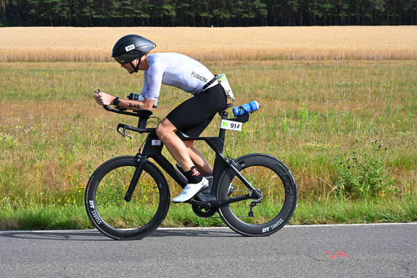 It’s interesting to me seeing myself from this side perspective. Compared to the pros my position is obviously quite bad. But what counts is if I’m able to hold this position over so many hours without pain and I can.