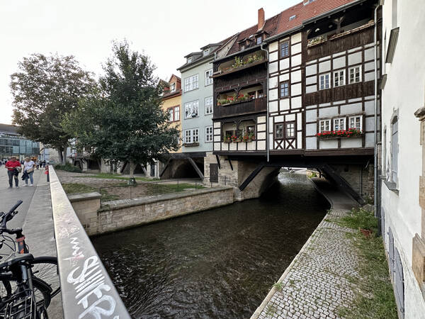 Little Gera flowing underneath an old house