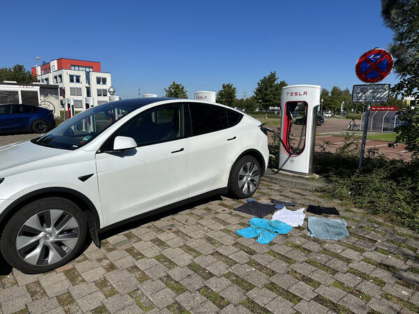 Driving over to Kassel requires a Supercharger stop which I can conveniently use to dry out my sweaty gear in the 30 degree sun