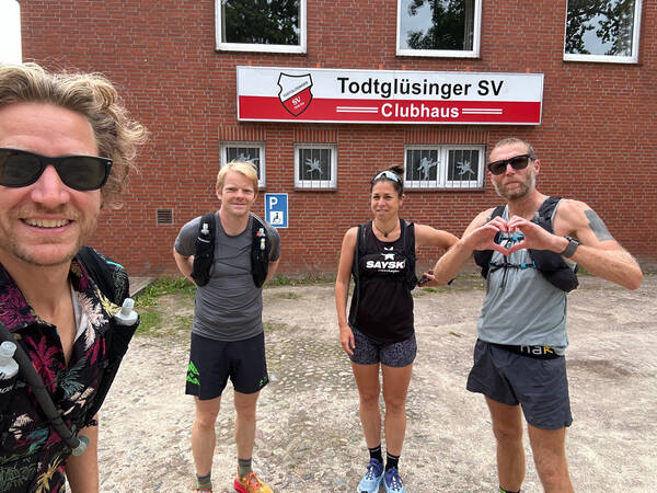 Micha (far right) and my fellow BremenSanktPauli 100 Miles crew members Till (second to left) and Maiken (next to Micha)