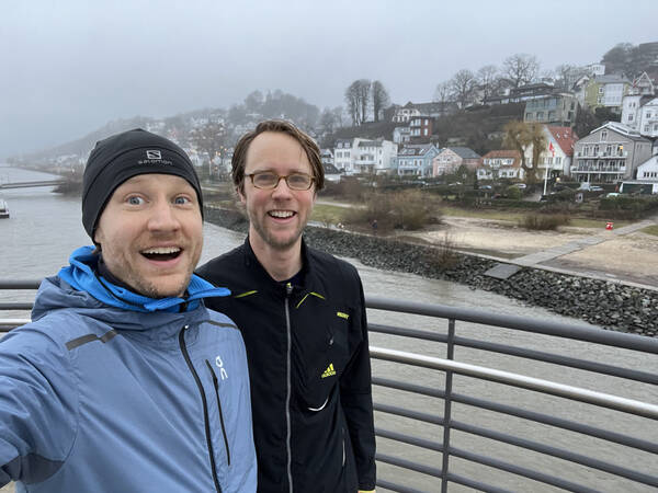 Still important, the buddy runs – here, Blankenese with Mathias