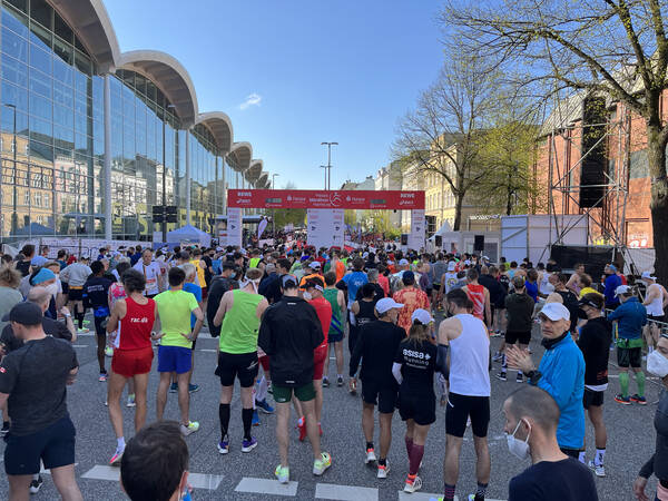The start block here at the front filling up slowly – with a goal of less than three hours, not many runners are standing in front of you