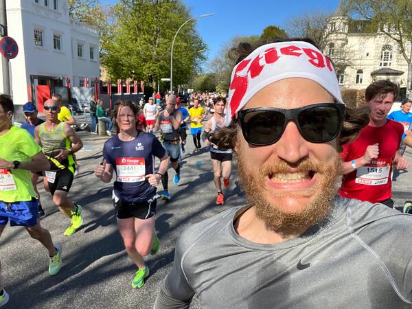 That’s the only photo I managed to take during the race, somewhere around 8 kilometers into it – look how many runners wear those cheater shoes! 😄