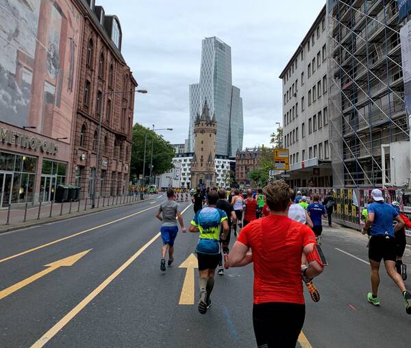 Crowds clearing up, also a nice contrast of Frankfurt’s old a new buildings