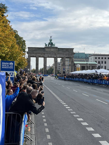 A week before the race, we went to Berlin and witnessed Eliud Kipchoge break the world record again – 2:01:09 is in a league of its own. There he is, very small, right in the center of Brandenburg Gate