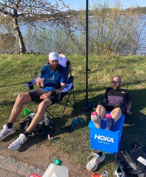 Both taking a well-earned break, I think Sebastian (left) even changed shoes here – learn from the pros