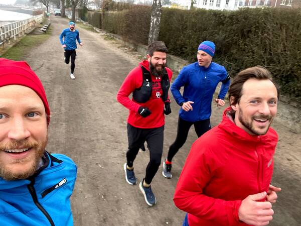 Team Red and Blue collecting some kms and being chased by legend Marcello