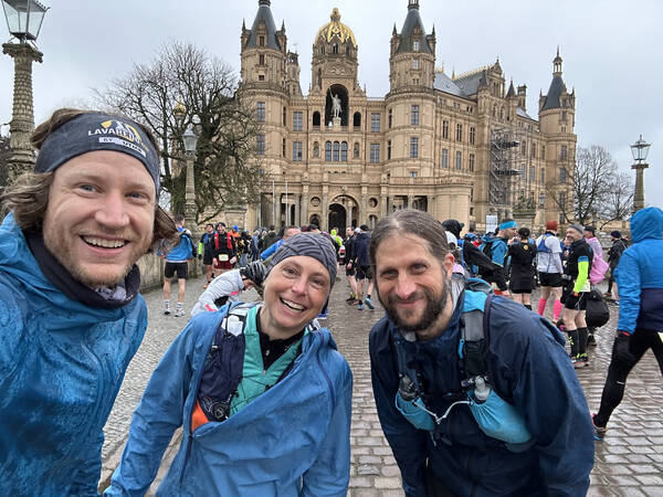 Start line selfie with Kathrin and Matthias, the two winners of last year’s BremenSanktPauli 100-Miler