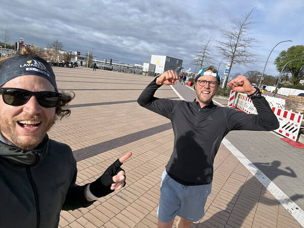 Doing those intervals with friends, like here with Mathias who just did his fastest intervals ever, helps a lot in getting through the tough minutes at near maximum effort