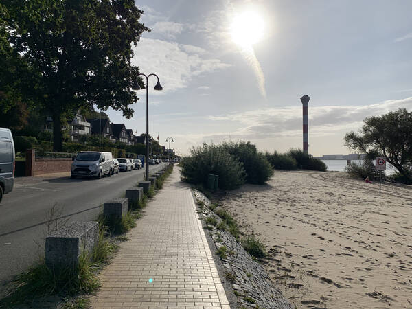 I mainly ran up and down the Elbe river towards Blankenese, for the simple reason that it’s beautiful, quiet, and also easy and flat