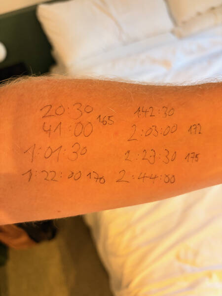 I wrote down the 5k splits, ignoring the last 2.195 kilometers &mdash; and next to it I put the sustainable heart rate values to make sure I don&rsquo;t overdo it in the beginning especially