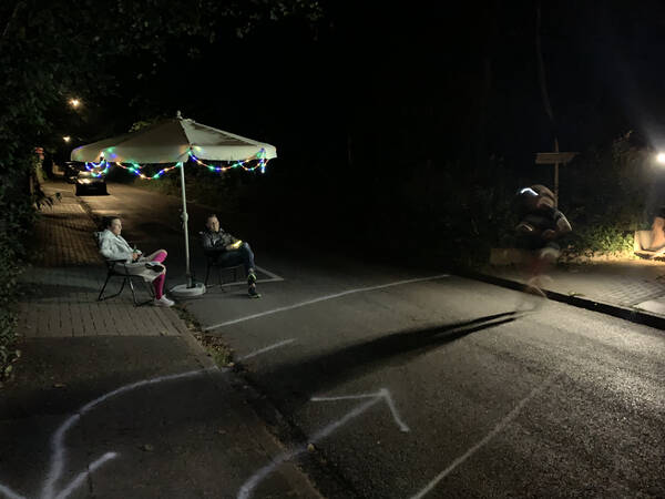 I marked the one street crossing with removable spray paint, Cara and Florian set up shop to help runners avoid the traffic