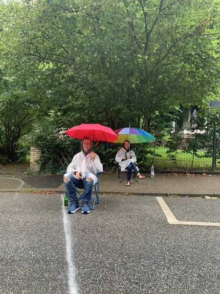 Cara and Flo also showed up again. Helping out, smiling in the rain. Is it possible to be more awesome than them?