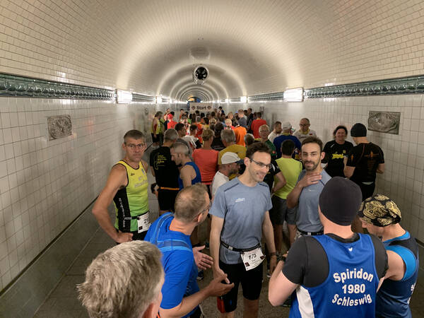 Runners in front of me getting ready