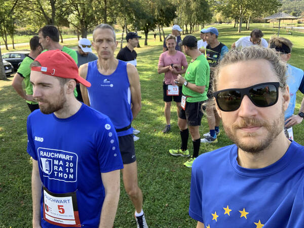 Marathon group selfie – just one lady is among the starters