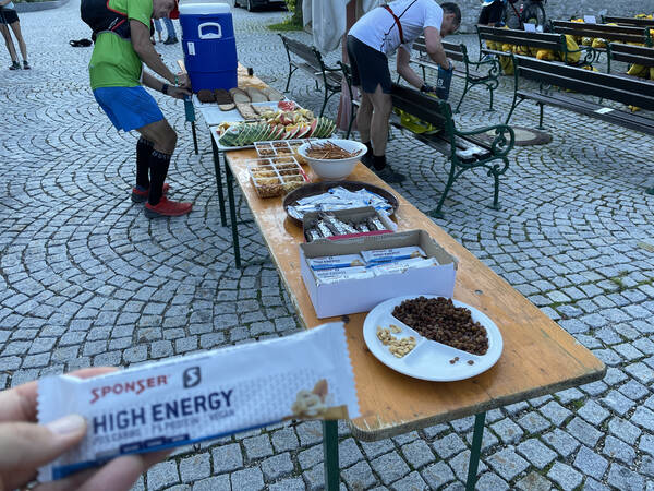 The stations all offer the same food mostly, including these peanut based power bars containing lots of carbs while being vegan