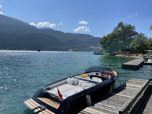 The descent ends at Wolfgangsee and I have to fight internally to resist taking a shortcut by stealing a boat here