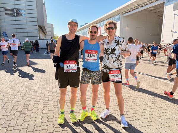 April, Hamburg Marathon time! Just two weeks after the 100k race in Tuscany, I ended up with a 3:09h result here, while Philippe (middle) set a new PR at 3:02h and Mathias (left) even broke the 3:00h barrier for the first time! Notice also our accidental bib numbers 🍀