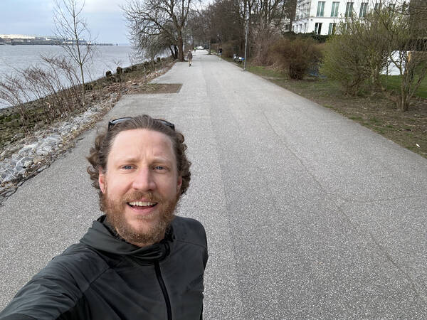 At one interval session here at the car-free Elbe running highway, my super fit friend Mathias had to admit he lost the speed battle against me for the first time ever. Suddenly I was faster on these short distances.
