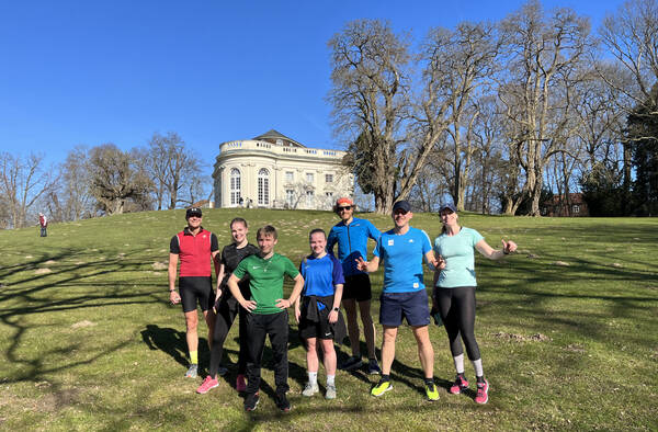 The city of Braunschweig has a new running loop called Ringgleis of 21.1 kilometers length. Naturally, I had to run it and three teachers and three students agreed to accompany me.