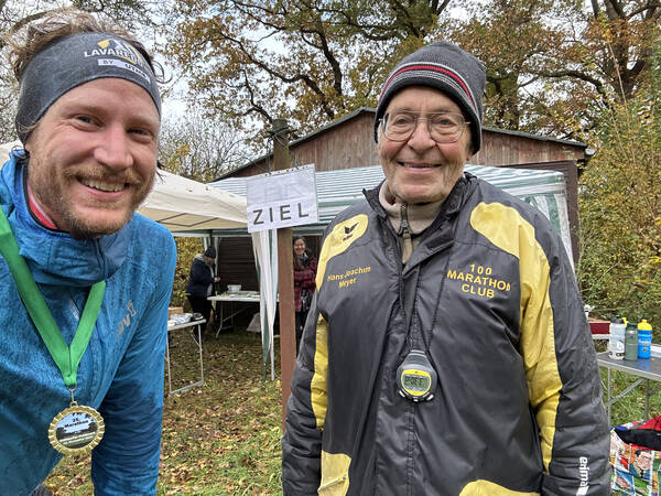 After the win, standing next to legend Hajo Meyer, the chief here, who has done 1,619 lifetime marathons and is aged 83 right now 💪