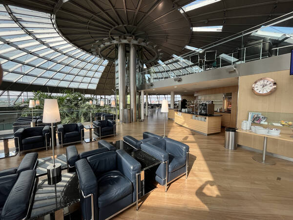 And, I still love flying and everything surrounding it – for example the airport lounges to explore, like this SkyView Lounge at Basel Airport