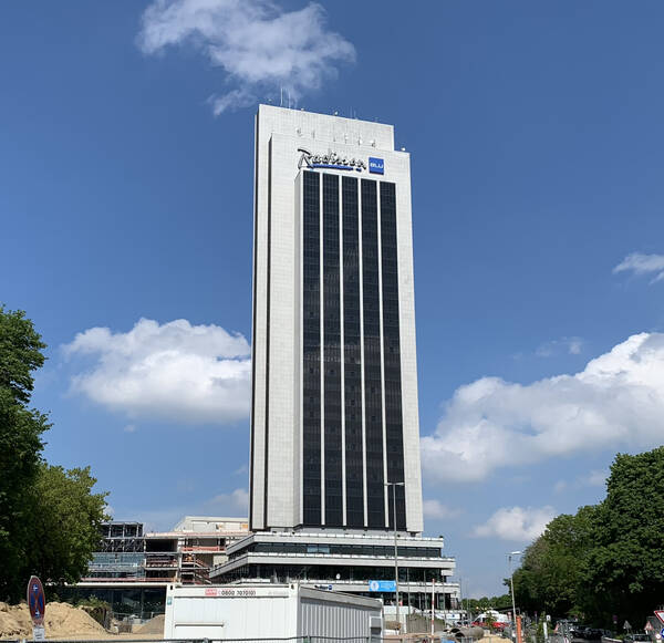 That’s the selected skyscraper, Hamburg’s Radission BLU with its 27 floors and 118 meters of height