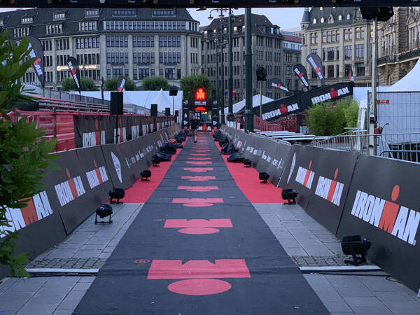 The finish line is empty – calm before the storm.