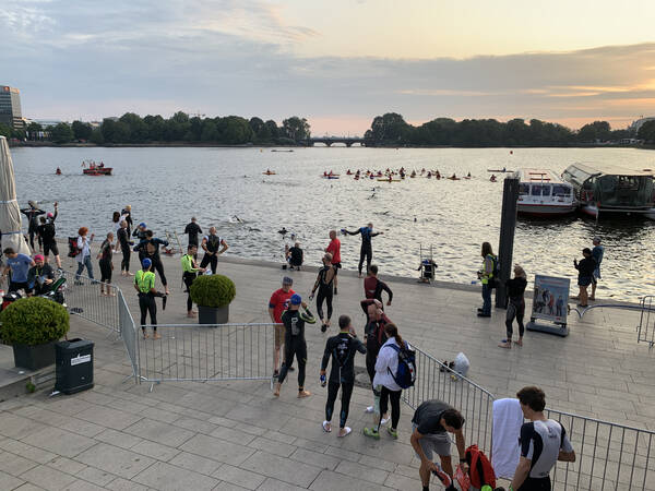 Pre-race atmosphere and Kayak briefing at Jungfernstieg