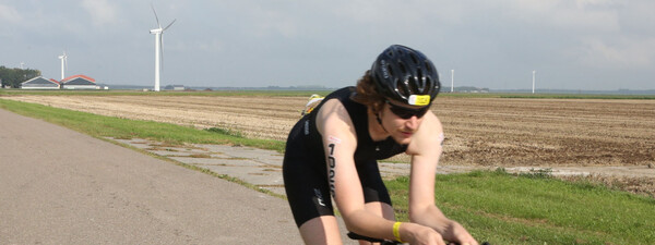 Swiftly biking through flat Netherlands