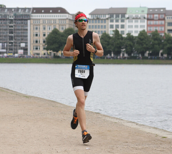 Fighting face in front of the smaller Alster