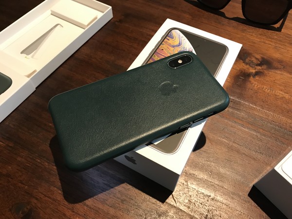 All other cases except for Apple’s own leather cases fail, in my opinion. As a vegetarian, I would prefer artificial leather like Tesla uses, but okay.