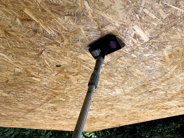 Now, the glazing of the upper sheet. This is to make sure that rain water, should it get through and reach this layer, won’t destroy the OSB as it did before. I didn’t test the power of this chemical, but I hope that two layers of it will be good enough.