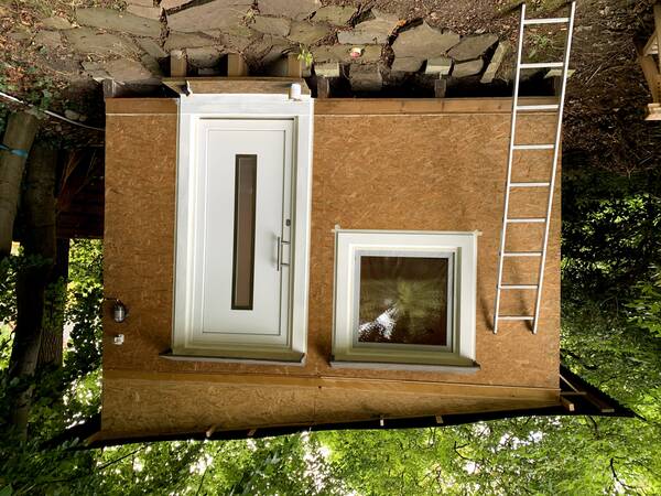 The window and door got white painted frames from me, though. Those are the weak points for the rain at the moment, so that surely helped to get through winter.