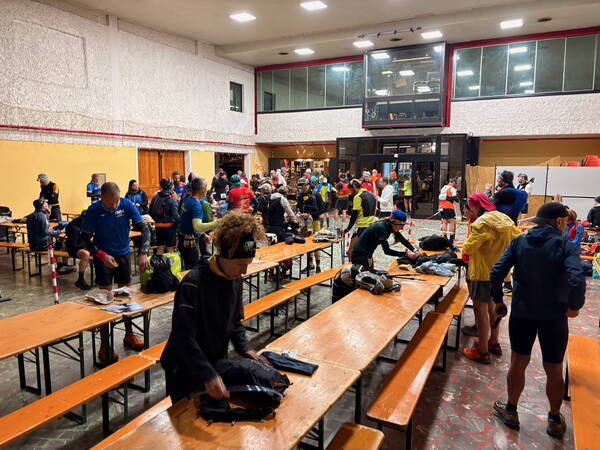 The hall slowly filling up with other nervous runners