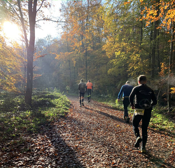 This is the main hill of the loop – see the heated up runners struggle