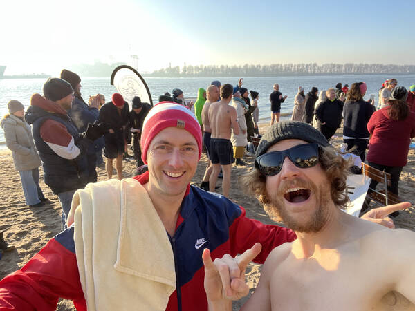 Trying something new: Elbe ice-bathing in the name of collecting money for a homelessness charity with Felix – the water was just above zero Celsius that day 🥶