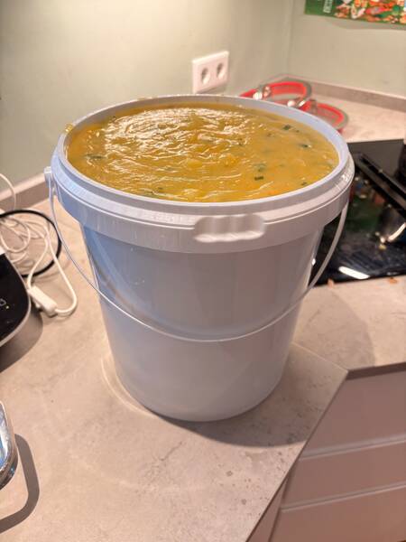 Guess the total amount of calories in here